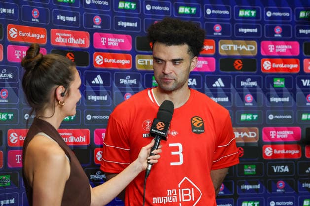 Elijah Bryant (Hapoel IBI Tel Aviv, 03) beim Interview nach dem Spiel, GER, FC Bayern Basketball vs. Hapoel Tel Aviv, Basketball, Euroleague, 18. Spieltag, Saison 2025 2026, 23.12.2025, GER, FC Bayern Basketball vs. Hapoel Tel Aviv, Basketball, Euroleague, 18. Spieltag, Saison 2025 2026, 23.12.2025 Muenchen Copyright: xEibner-Pressefoto JennixMaulx EP_JML