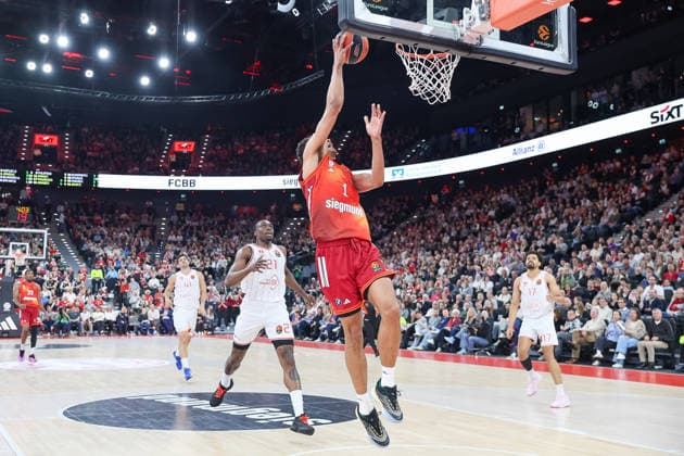 Oscar da Silva (FC Bayern Basketball, 01) mit Ball am Korb, mit Collin Malcolm (Hapoel IBI Tel Aviv, 17) und Tai Odiase (Hapoel IBI Tel Aviv, 21), mit Tomer Ginat (Hapoel IBI Tel Aviv, 41) und David McCormack (FC Bayern Basketball, 33), GER, FC Bayern Basketball vs. Hapoel Tel Aviv, Basketball, Euroleague, 18. Spieltag, Saison 2025 2026, 23.12.2025, GER, FC Bayern Basketball vs. Hapoel Tel Aviv, Basketball, Euroleague, 18. Spieltag, Saison 2025 2026, 23.12.2025 Muenchen Copyright: xEibner-Pressefoto JennixMaulx EP_JML