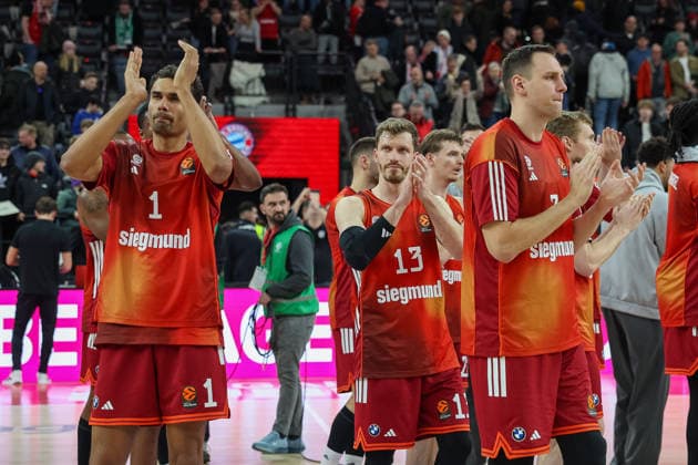 Oscar da Silva (FC Bayern Basketball, 01), Andreas Obst (FC Bayern Basketball, 13) und Johannes Voigtmann (FC Bayern Basketball, 07) applaudieren nach dem Spiel, GER, FC Bayern Basketball vs. Hapoel Tel Aviv, Basketball, Euroleague, 18. Spieltag, Saison 2025 2026, 23.12.2025, GER, FC Bayern Basketball vs. Hapoel Tel Aviv, Basketball, Euroleague, 18. Spieltag, Saison 2025 2026, 23.12.2025 Muenchen Copyright: xEibner-Pressefoto JennixMaulx EP_JML