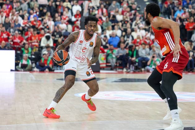 Antonio Blakeney Hapoel IBI Tel Aviv, 02 with Spencer Dinwiddie FC Bayern Basketball, 26 , GER, FC Bayern Basketball vs Hapoel Tel Aviv, Basketball, Euroleague, Matchday 18, Season 2025 2026, 23 12 2025, GER, FC Bayern Basketball vs Hapoel Tel Aviv, Basketball, Euroleague, Matchday 18, Season 2025 2026, 23 12 2025 Munich Copyright: xEibner-Pressefoto JennixMaulx EP_JML