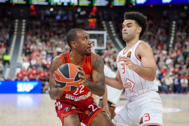 Isiaha Mike FC Bayern Basketball, 22 with Elijah Bryant Hapoel IBI Tel Aviv, 03 , GER, FC Bayern Basketball vs Hapoel Tel Aviv, Basketball, Euroleague, Matchday 18, Season 2025 2026, 23 12 2025, GER, FC Bayern Basketball vs Hapoel Tel Aviv, Basketball, Euroleague, Matchday 18, Season 2025 2026, 23 12 2025 Munich Copyright: xEibner-Pressefoto JennixMaulx EP_JML