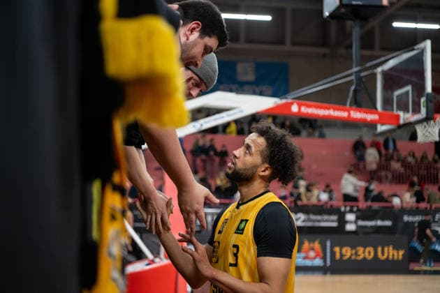 After the game, Miles Tention Tigers Tuebingen 03 thanks the fans GER, Tigers Tuebingen vs Artland Dragons Quakenbrueck, Basketball, Men, Barmer 2 Basketball Bundesliga, ProA, Matchday 14, Season 2025 2026, 23 12 2025, GER, Tigers Tuebingen vs Artland Dragons Quakenbrueck, Basketball, Men, Barmer 2 Basketball Bundesliga, ProA, Matchday 14, Season 2025 2026, 23 12 2025 Tuebingen Copyright: xEibner-Pressefoto WolfgangxFrankx EP_WFK
