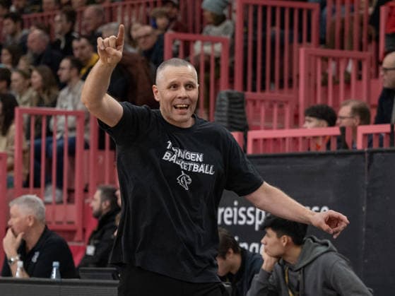 Henrik Sonko Tigers Tuebingen,Coach, Head Coach , gestures GER, Tigers Tuebingen vs Artland Dragons Quakenbrueck, Basketball, Men, Barmer 2 Basketball Bundesliga, ProA, Matchday 14, Season 2025 2026, 23 12 2025, GER, Tigers Tuebingen vs Artland Dragons Quakenbrueck, Basketball, Men, Barmer 2 Basketball Bundesliga, ProA, Matchday 14, Season 2025 2026, 23 12 2025 Tuebingen Copyright: xEibner-Pressefoto WolfgangxFrankx EP_WFK