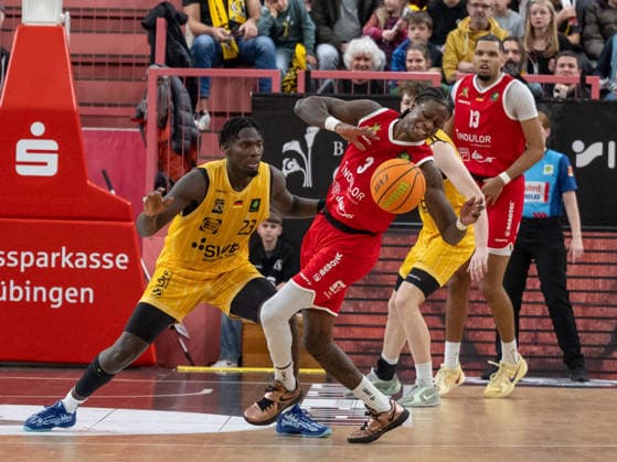v li Melkisedek Moreaux Tigers Tuebingen 23 , Amir Hinton Artland Dragons, 03 GER, Tigers Tuebingen vs Artland Dragons Quakenbrueck, Basketball, Men, Barmer 2 Basketball Bundesliga, ProA, 14 Matchday, Season 2025 2026, 23 12 2025, GER, Tigers Tuebingen vs Artland Dragons Quakenbrueck, Basketball, Men, Barmer 2 Basketball Bundesliga, ProA, 14 Matchday, Season 2025 2026, 23 12 2025 Tuebingen Copyright: xEibner-Pressefoto WolfgangxFrankx EP_WFK