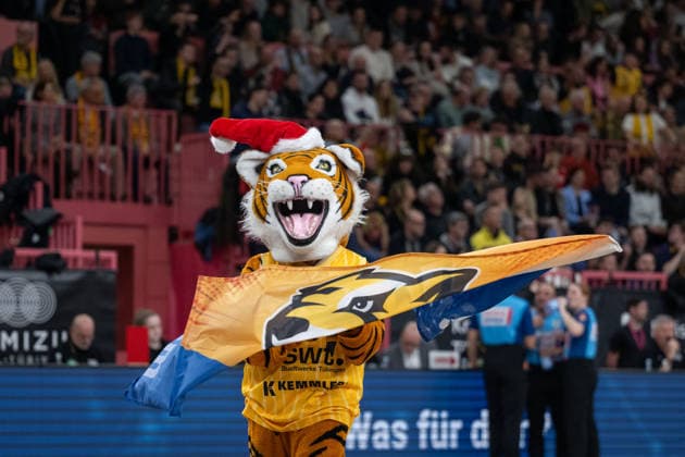 Tigers Tuebingen mascot with Christmas hat GER, Tigers Tuebingen vs Artland Dragons Quakenbrueck, Basketball, Men, Barmer 2 Basketball Bundesliga, ProA, Matchday 14, Season 2025 2026, 23 12 2025, GER, Tigers Tuebingen vs Artland Dragons Quakenbrueck, Basketball, Men, Barmer 2 Basketball Bundesliga, ProA, Matchday 14, Season 2025 2026, 23 12 2025 Tuebingen Copyright: xEibner-Pressefoto WolfgangxFrankx EP_WFK