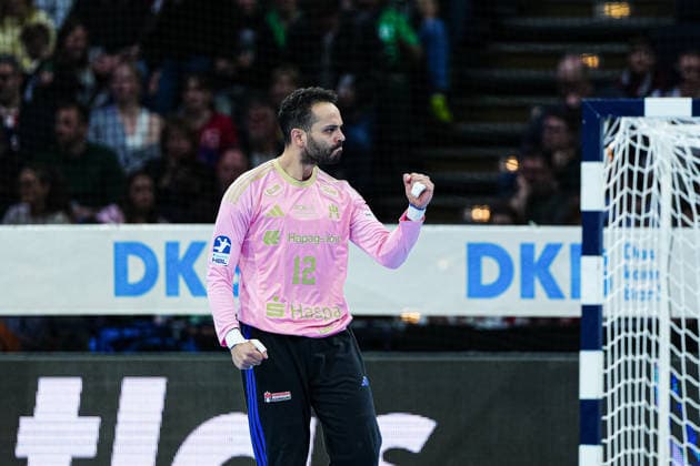 Cheering after parade Mohamed El Tayar Handball Sport Verein Hamburg, 12 GER, Handball Sport Verein Hamburg vs Fuechse Berlin, Handball, 1 Bundesliga, Matchday 24, Season 2025 2026, 23 12 2025 GER, Handball Sport Verein Hamburg vs Fuechse Berlin, Handball, 1 Bundesliga, Matchday 24, Season 2025 2026, 23 12 2025 Hamburg Copyright: xEibner-Pressefoto MarcelxvonxFehrnx EP_MFN