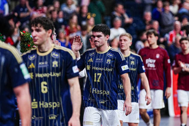 Players Handball Sport Verein Hamburg thank the fans after the match GER, Handball Sport Verein Hamburg vs Fuechse Berlin, Handball, 1 Bundesliga, Matchday 24, Season 2025 2026, 23 12 2025 GER, Handball Sport Verein Hamburg vs Fuechse Berlin, Handball, 1 Bundesliga, Matchday 24, Season 2025 2026, 23 12 2025 Hamburg Copyright: xEibner-Pressefoto MarcelxvonxFehrnx EP_MFN
