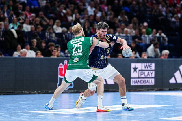 Matthes Langhoff Fuechse Berlin, 25 , Jacob Lassen Handball Sport Verein Hamburg, 09 GER, Handball Sport Verein Hamburg vs Fuechse Berlin, Handball, 1 Bundesliga, Matchday 24, Season 2025 2026, 23 12 2025 GER, Handball Sport Verein Hamburg vs Fuechse Berlin, Handball, 1 Bundesliga, Matchday 24, Season 2025 2026, 23 12 2025 Hamburg Copyright: xEibner-Pressefoto MarcelxvonxFehrnx EP_MFN