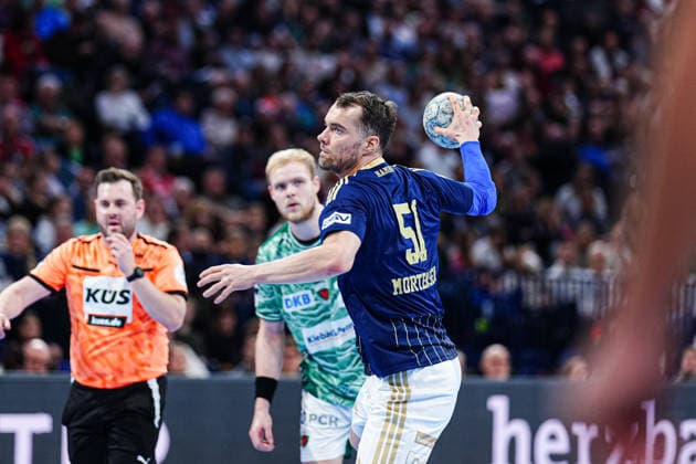 7 meter throw goal Casper U Mortensen Handball Sport Verein Hamburg, 51 GER, Handball Sport Verein Hamburg vs Fuechse Berlin, Handball, 1 Bundesliga, Matchday 24, Season 2025 2026, 23 12 2025 GER, Handball Sport Verein Hamburg vs Fuechse Berlin, Handball, 1 Bundesliga, Matchday 24, Season 2025 2026, 23 12 2025 Hamburg Copyright: xEibner-Pressefoto MarcelxvonxFehrnx EP_MFN