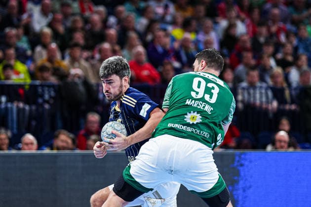 Jacob Lassen Handball Sport Verein Hamburg, 09 , Mijajlo Marsenic Fuechse Berlin, 93 GER, Handball Sport Verein Hamburg vs Fuechse Berlin, Handball, 1 Bundesliga, Matchday 24, Season 2025 2026, 23 12 2025 GER, Handball Sport Verein Hamburg vs Fuechse Berlin, Handball, 1 Bundesliga, Matchday 24, Season 2025 2026, 23 12 2025 Hamburg Copyright: xEibner-Pressefoto MarcelxvonxFehrnx EP_MFN
