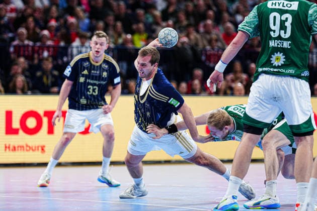 Throw Goal Niklas Weller Handball Sport Verein Hamburg, 13 GER, Handball Sport Verein Hamburg vs Fuechse Berlin, Handball, 1 Bundesliga, Matchday 24, Season 2025 2026, 23 12 2025 GER, Handball Sport Verein Hamburg vs Fuechse Berlin, Handball, 1 Bundesliga, Matchday 24, Season 2025 2026, 23 12 2025 Hamburg Copyright: xEibner-Pressefoto MarcelxvonxFehrnx EP_MFN