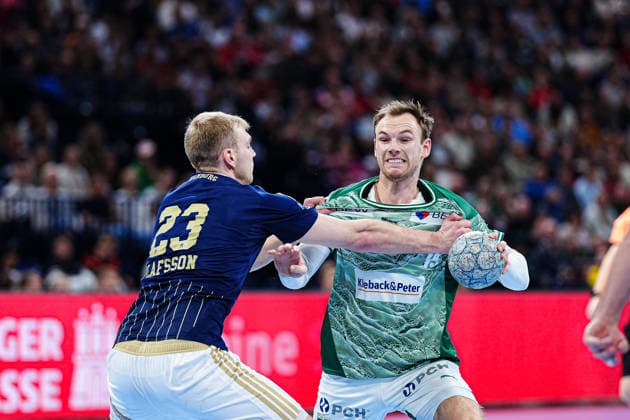Einar Olafsson Handball Sport Verein Hamburg, 23 , Mathias Gidsel Fuechse Berlin, 19 GER, Handball Sport Verein Hamburg vs Fuechse Berlin, Handball, 1 Bundesliga, Matchday 24, Season 2025 2026, 23 12 2025 GER, Handball Sport Verein Hamburg vs Fuechse Berlin, Handball, 1 Bundesliga, Matchday 24, Season 2025 2026, 23 12 2025 Hamburg Copyright: xEibner-Pressefoto MarcelxvonxFehrnx EP_MFN
