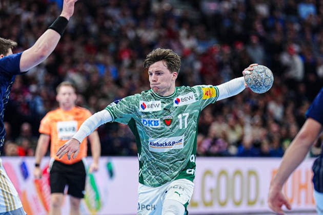 Throw Goal Nils Lichtlein Fuechse Berlin, 17 GER, Handball Sport Verein Hamburg vs Fuechse Berlin, Handball, 1 Bundesliga, Matchday 24, Season 2025 2026, 23 12 2025 GER, Handball Sport Verein Hamburg vs Fuechse Berlin, Handball, 1 Bundesliga, Matchday 24, Season 2025 2026, 23 12 2025 Hamburg Copyright: xEibner-Pressefoto MarcelxvonxFehrnx EP_MFN