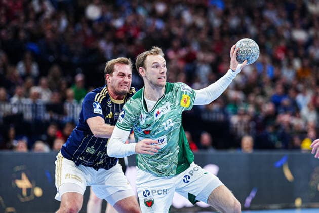 Niklas Weller Handball Sport Verein Hamburg, 13 , Mathias Gidsel Fuechse Berlin, 19 GER, Handball Sport Verein Hamburg vs Fuechse Berlin, Handball, 1 Bundesliga, Matchday 24, Season 2025 2026, 23 12 2025 GER, Handball Sport Verein Hamburg vs Fuechse Berlin, Handball, 1 Bundesliga, Matchday 24, Season 2025 2026, 23 12 2025 Hamburg Copyright: xEibner-Pressefoto MarcelxvonxFehrnx EP_MFN