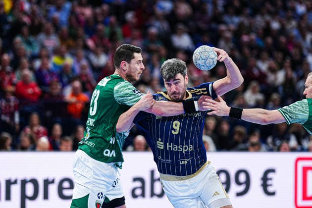 Mijajlo Marsenic Fuechse Berlin, 93 , Jacob Lassen Handball Sport Verein Hamburg, 09 GER, Handball Sport Verein Hamburg vs Fuechse Berlin, Handball, 1 Bundesliga, Matchday 24, Season 2025 2026, 23 12 2025 GER, Handball Sport Verein Hamburg vs Fuechse Berlin, Handball, 1 Bundesliga, Matchday 24, Season 2025 2026, 23 12 2025 Hamburg Copyright: xEibner-Pressefoto MarcelxvonxFehrnx EP_MFN