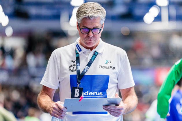 Runar Sigtryggsson HSG Wetzlar, Coach with tactics board GER, TBV Lemgo Lippe vs HSG Wetzlar, Handball, 1 Bundesliga, Matchday 19, Season 2025 2026, 26 12 2025 GER, TBV Lemgo Lippe vs HSG Wetzlar, Handball, 1 Bundesliga, Matchday 19, Season 2025 2026, 26 12 2025 Lemgo Copyright: xEibner-Pressefoto JanxRollingerx EP_JSK