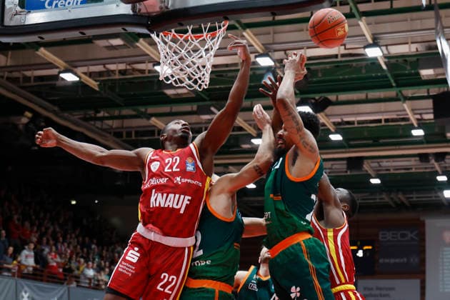 In the picture from left Johnathan Stove Wuerzburg Baskets, 22 , Marten Linssen VET CONCEPT Gladiators Trier, 12 , Urald King VET CONCEPT Gladiators Trier, 20 and Eddy Edigin Wuerzburg Baskets, 27 , Reboundduell 26 12 2025, Fitness First Wuerzburg Baskets vs VET CONCEPT Gladiators Trier, easyCredit BBL, Matchday 12, Germany, 97072, tectake Arena Wuerzburg, Copyright: HMBxMedia xHeikoxBecker