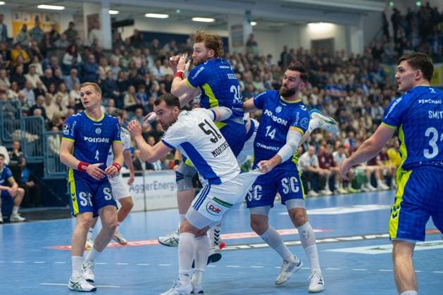 Ellidi Snaer Vidarsson, Circle Winger, VfL Gummersbach 4 , Tom Kiesler, Back, VfL Gummersbach 30 , n51 Teitur Oern Einarsson, Back, VfL Gummersbach 14 , VfL Gummersbach vs HSV Hamburg , Daikin Handball Bundesliga, Men , Matchday 15, 27 12 2025 Gummersbach NRW Germany Copyright: xkolbert-press MartinxWdziecznyx