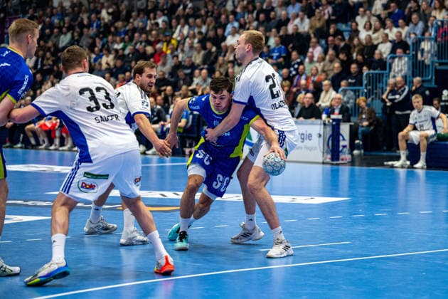Daikin Handball Bundesliga, VfL Gummersbach Handball Sport Verein Hamburg, 27 12 2025 Ellidi Vidarsson VfL Gummersbach, 4 , Moritz Sauter, HSV Hamburg 33 , Niclas Weller, HSV Hamburg 13 , Kay Smits VfL Gummersbach, 31 , Einar Olafsson, HSV Hamburg 23 , Daikin Handball Bundesliga, VfL Gummersbach Handball Sport Verein Hamburg, 27 12 2025 Copyright: xBEAUTIFULxSPORTS Erlhofx