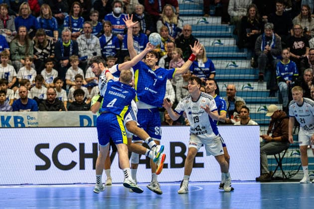 Daikin Handball Bundesliga, VfL Gummersbach Handball Sport Verein Hamburg, 27 12 2025 Ellidi Vidarsson VfL Gummersbach, 4 , Julian Köster VfL Gummersbach, 7 , Maximilian Botta, HSV Hamburg 19 , Daikin Handball Bundesliga, VfL Gummersbach Handball Sport Verein Hamburg, 27 12 2025 Copyright: xBEAUTIFULxSPORTS Erlhofx