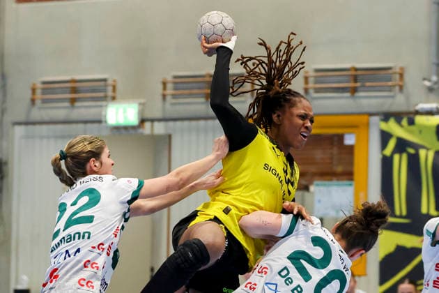 Sina Ehmann FRISCH AUF Goeppingen , Deborah Lassource Borussia Dortmund and Louisa De Bellis FRISCH AUF Goeppingen battle for the ball, Alsco Handball Bundesliga Frauen, Borussia Dortmund vs FRISCH AUF Goeppingen, Sporthalle Wellinghofen on December 27, 2025 in Dortmund, Germany Photo by Marco Steinbrenner DeFodi Images Sina Ehmann FRISCH AUF Goeppingen , Deborah Lassource Borussia Dortmund and Louisa De Bellis FRISCH AUF Goeppingen battle for the ball, Alsco Handball Bundesliga Frauen, Borussia Dortmund vs FRISCH AUF Goeppingen, Sporthalle Wellinghofen, December 27, 2025 in Dortmund, Germany Photo by Marco Steinbrenner DeFodi Images DFB DFL REGULATIONS PROHIBIT ANY USE OF PHOTOGRAPHS AS IMAGE SEQUENCES AND OR QUASI VIDEO