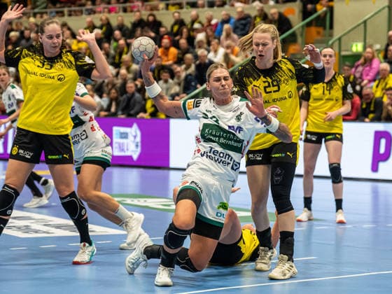 Luisa Schulze Frisch Auf Women, 33 in duel with Emma Olsson Borussia Dortmund, 29 , Borussia Dortmund vs Frisch Auf Goeppingen, Handball, 1 Bundesliga, Season 2025 2026, 27 12 2025 Borussia Dortmund vs Frisch Auf Goeppingen, Handball, 1 Bundesliga, Season 2025 2026, 27 12 2025 Dortmund Copyright: xMichaelxSchmidt Eibner-Pressefotx EP_MST