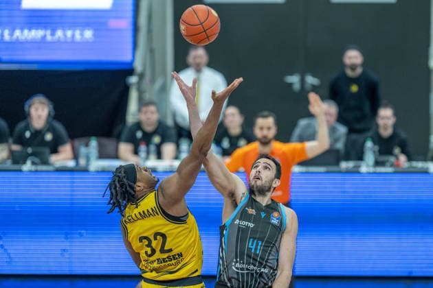 Keeshawn Kellman MHP RIESEN Ludwigsburg, 32 , Alex Herrera Science City Jena, 41 , GER, MHP RIESEN Ludwigsburg vs Science City Jena, easycredit BBL, Basketball, Bundesliga, Matchday 12, Season 2025 2026, 27 12 2025, GER, MHP RIESEN Ludwigsburg vs Science City Jena, easycredit BBL, Basketball, Bundesliga, Matchday 12, Season 2025 2026, 27 12 2025 Ludwigsburg Copyright: xEibner-Pressefoto SaschaxWaltherx EP_EER