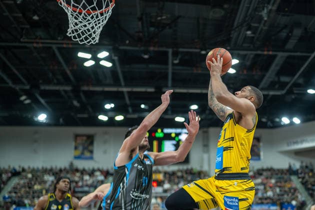 Alex Herrera Science City Jena, 41 , Darnell Edge MHP RIESEN Ludwigsburg, 01 , GER, MHP RIESEN Ludwigsburg vs Science City Jena, easycredit BBL, Basketball, Bundesliga, Matchday 12, Season 2025 2026, 27 12 2025, GER, MHP RIESEN Ludwigsburg vs Science City Jena, easycredit BBL, Basketball, Bundesliga, Matchday 12, Season 2025 2026, 27 12 2025 Ludwigsburg Copyright: xEibner-Pressefoto SaschaxWaltherx EP_EER