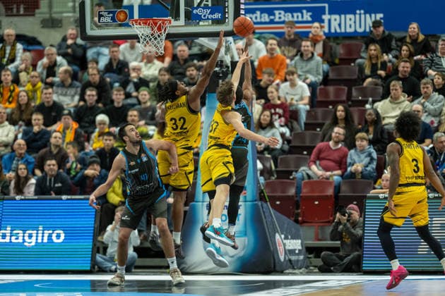Alex Herrera Science City Jena, 41 , Keeshawn Kellman MHP RIESEN Ludwigsburg, 32 , Julis Baumer MHP RIESEN Ludwigsburg, 37 , Lorenz Bank Science City Jena, 25 , GER, MHP RIESEN Ludwigsburg vs Science City Jena, easycredit BBL, Basketball, Bundesliga, Matchday 12, Season 2025 2026, 27 12 2025, GER, MHP RIESEN Ludwigsburg vs Science City Jena, easycredit BBL, Basketball, Bundesliga, Matchday 12, Season 2025 2026, 27 12 2025 Ludwigsburg Copyright: xEibner-Pressefoto SaschaxWaltherx EP_EER