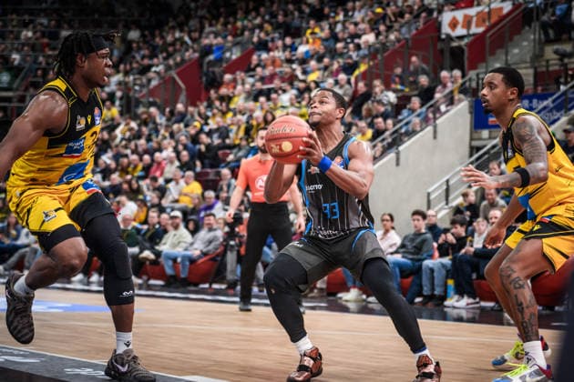 Eric Washington Science City Jena, 33 vs Keeshawn Kellman MHP RIESEN Ludwigsburg, 32 , left and Elijah Hughes MHP RIESEN Ludwigsburg, 07 , right GER, MHP Riesen Ludwigsburg Science City Jena, easycredit BBL, Basketball, Bundesliga, Matchday 12, Season 2025 2026, 27 12 2025 GER, MHP Riesen Ludwigsburg Science City Jena, easycredit BBL, Basketball, Bundesliga, Matchday 12, Season 2025 2026, 27 12 2025 Ludwigsburg Copyright: xSandyxDinkelackerx EP_SDR