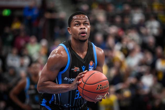 Eric Washington Science City Jena, 33 free throw GER, MHP Riesen Ludwigsburg Science City Jena, easycredit BBL, Basketball, Bundesliga, Matchday 12, Season 2025 2026, 27 12 2025 GER, MHP Riesen Ludwigsburg Science City Jena, easycredit BBL, Basketball, Bundesliga, Matchday 12, Season 2025 2026, 27 12 2025 Ludwigsburg Copyright: xSandyxDinkelackerx EP_SDR
