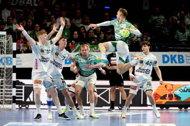DEU, DHB, 1 HBL, Fuechse Berlin vs Frisch Auf Goeppingen, 27 12 2025, Max Schmeling Halle, Berlin, DEU, DHB, 1 HBL, Fuechse Berlin vs Frisch Auf Goeppingen, pictured Mathias Gidsel Fuechse Berlin 19 , Max Darj Fuechse Berlin 5 , VICTOR KLOEVE Frisch Auf Goeppingen 7 , YMIR GISLASON Frisch Auf Goeppingen 33 , ELIAS NEWEL Frisch Auf Goeppingen 40 nordphotoxGmbHx xEngler nph00076