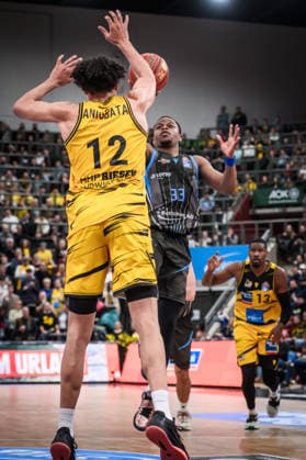 Eric Washington Science City Jena, 33 vs Lenny Anigbata MHP RIESEN Ludwigsburg, 12 GER, MHP Riesen Ludwigsburg Science City Jena, easycredit BBL, Basketball, Bundesliga, Matchday 12, Season 2025 2026, 27 12 2025 GER, MHP Riesen Ludwigsburg Science City Jena, easycredit BBL, Basketball, Bundesliga, Matchday 12, Season 2025 2026, 27 12 2025 Ludwigsburg Copyright: xSandyxDinkelackerx EP_SDR