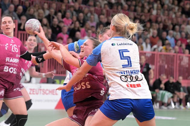 Nele Franz TusSies Metzingen, 10 vs Kim Hinkelmann Sport Union Neckarsulm, 05 TusSies Metzingen vs Sport Union Neckarsulm, handball, Alsco HBF, 9 league matchday, 2025 2026 season, 27 12 2025 TusSies Metzingen vs Sport Union Neckarsulm, handball, Alsco HBF, 9 league matchday, 2025 2026 season, 27 12 2025 Tuebingen Copyright: xEibner-Pressefoto TobiasxBaurx EP_TBR