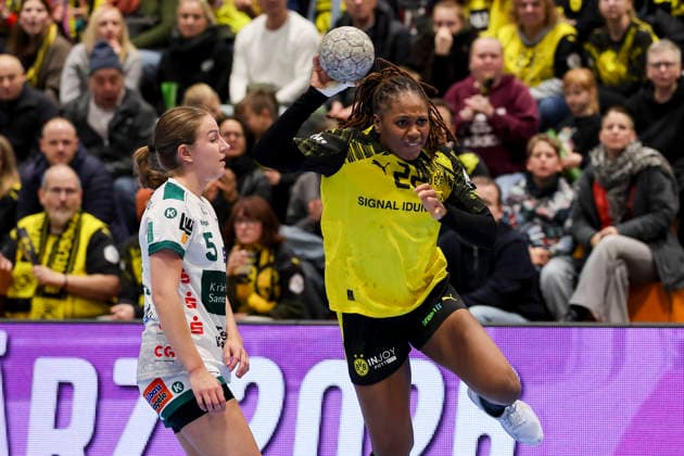 Ann Kynast FRISCH AUF Goeppingen and Deborah Lassource Borussia Dortmund battle for the ball, Alsco Handball Bundesliga Frauen, Borussia Dortmund vs FRISCH AUF Goeppingen, Sporthalle Wellinghofen, December 27, 2025 in Dortmund, Germany Photo by Marco Steinbrenner DeFodi Images Ann Kynast FRISCH AUF Goeppingen and Deborah Lassource Borussia Dortmund battle for the ball, Alsco Handball Bundesliga Women, Borussia Dortmund vs FRISCH AUF Goeppingen, Sporthalle Wellinghofen, December 27, 2025 in Dortmund, Germany Photo by Marco Steinbrenner DeFodi Images DFB DFL REGULATIONS PROHIBIT ANY USE OF PHOTOGRAPHS AS IMAGE SEQUENCES AND OR QUASI VIDEO