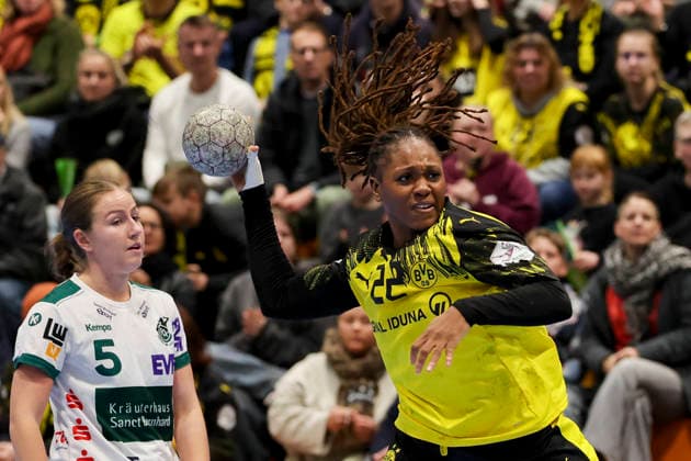 Ann Kynast FRISCH AUF Goeppingen and Deborah Lassource Borussia Dortmund battle for the ball, Alsco Handball Bundesliga Frauen, Borussia Dortmund vs FRISCH AUF Goeppingen, Sporthalle Wellinghofen, December 27, 2025 in Dortmund, Germany Photo by Marco Steinbrenner DeFodi Images Ann Kynast FRISCH AUF Goeppingen and Deborah Lassource Borussia Dortmund battle for the ball, Alsco Handball Bundesliga Women, Borussia Dortmund vs FRISCH AUF Goeppingen, Sporthalle Wellinghofen, December 27, 2025 in Dortmund, Germany Photo by Marco Steinbrenner DeFodi Images DFB DFL REGULATIONS PROHIBIT ANY USE OF PHOTOGRAPHS AS IMAGE SEQUENCES AND OR QUASI VIDEO