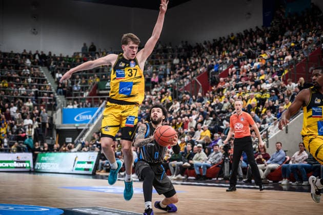 Tavian Dunn Martin Science City Jena, 00 vs Julis Baumer MHP RIESEN Ludwigsburg, 37 GER, MHP Riesen Ludwigsburg Science City Jena, easycredit BBL, Basketball, Bundesliga, Matchday 12, Season 2025 2026, 27 12 2025 GER, MHP Riesen Ludwigsburg Science City Jena, easycredit BBL, Basketball, Bundesliga, Matchday 12, Season 2025 2026, 27 12 2025 Ludwigsburg Copyright: xSandyxDinkelackerx EP_SDR