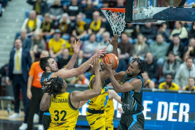 Keeshawn Kellman MHP RIESEN Ludwigsburg, 32 , Keith Braxton Jr Science City Jena, 13 , GER, MHP RIESEN Ludwigsburg vs Science City Jena, easycredit BBL, Basketball, Bundesliga, Matchday 12, Season 2025 2026, 27 12 2025, GER, MHP RIESEN Ludwigsburg vs Science City Jena, easycredit BBL, Basketball, Bundesliga, Matchday 12, Season 2025 2026, 27 12 2025 Ludwigsburg Copyright: xEibner-Pressefoto SaschaxWaltherx EP_EER