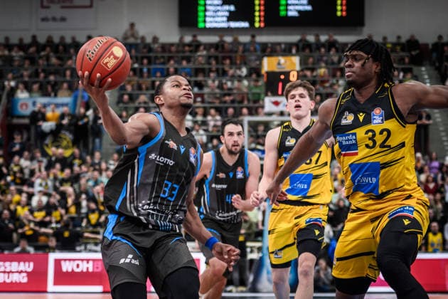 Eric Washington Science City Jena, 33 vs Keeshawn Kellman MHP RIESEN Ludwigsburg, 32 , followed by Julis Baumer MHP RIESEN Ludwigsburg, 37 GER, MHP Riesen Ludwigsburg Science City Jena, easycredit BBL, Basketball, Bundesliga, Matchday 12, Season 2025 2026, 27 12 2025 GER, MHP Riesen Ludwigsburg Science City Jena, easycredit BBL, Basketball, Bundesliga, Matchday 12, Season 2025 2026, 27 12 2025 Ludwigsburg Copyright: xSandyxDinkelackerx EP_SDR
