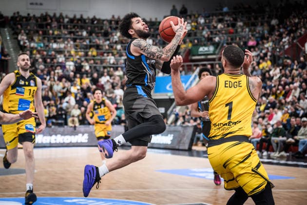 Tavian Dunn Martin Science City Jena, 00 vs Darnell Edge MHP RIESEN Ludwigsburg, 01 GER, MHP Riesen Ludwigsburg Science City Jena, easycredit BBL, Basketball, Bundesliga, Matchday 12, Season 2025 2026, 27 12 2025 GER, MHP Riesen Ludwigsburg Science City Jena, easycredit BBL, Basketball, Bundesliga, Matchday 12, Season 2025 2026, 27 12 2025 Ludwigsburg Copyright: xSandyxDinkelackerx EP_SDR