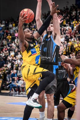 Yorman Polas Bartolo MHP RIESEN Ludwigsburg, 13 vs Alex Herrera Science City Jena, 41 GER, MHP Riesen Ludwigsburg Science City Jena, easycredit BBL, Basketball, Bundesliga, Matchday 12, Season 2025 2026, 27 12 2025 GER, MHP Riesen Ludwigsburg Science City Jena, easycredit BBL, Basketball, Bundesliga, Matchday 12, Season 2025 2026, 27 12 2025 Ludwigsburg Copyright: xSandyxDinkelackerx EP_SDR