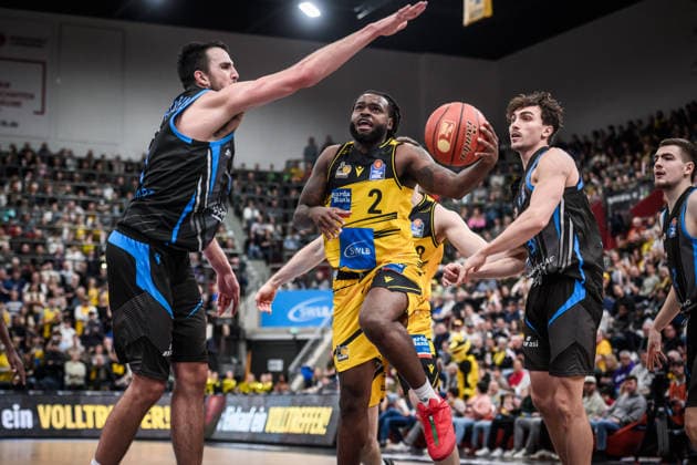 Tray Buchanan MHP RIESEN Ludwigsburg, 02 vs Alex Herrera Science City Jena, 41 , left and Kristofer Krause Science City Jena, 36 , right GER, MHP Riesen Ludwigsburg Science City Jena, easycredit BBL, Basketball, Bundesliga, Matchday 12, Season 2025 2026, 27 12 2025 GER, MHP Riesen Ludwigsburg Science City Jena, easycredit BBL, Basketball, Bundesliga, Matchday 12, Season 2025 2026, 27 12 2025 Ludwigsburg Copyright: xSandyxDinkelackerx EP_SDR