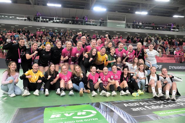 Winner photo Joint picture of the TusSies after the end of the match TusSies Metzingen vs Sport Union Neckarsulm, handball, Alsco HBF, 9 league matchday, 2025 2026 season, 27 12 2025 TusSies Metzingen vs Sport Union Neckarsulm, handball, Alsco HBF, 9 league matchday, 2025 2026 season, 27 12 2025 Tuebingen Copyright: xEibner-Pressefoto TobiasxBaurx EP_TBR
