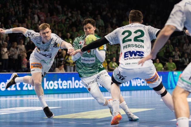 Nils LICHTLEIN Fuechse Berlin, 17 in duel against Ymir GISLASON FRISCH AUF Goeppingen, 33 and Erik PERSSON FRISCH AUF Goeppingen, 22 GER, Fuechse Berlin vs FRISCH AUF Goeppingen, Handball, Bundesliga, Matchday 19, Season 2025 2026, 27 12 2025, GER, Fuechse Berlin vs FRISCH AUF Goeppingen, Handball, Bundesliga, Matchday 19, Season 2025 2026, 27 12 2025, Berlin Copyright: xEibnerxPressefoto OliverxSchmidtx EP_OST