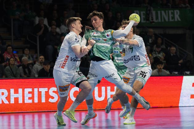 Nils LICHTLEIN Fuechse Berlin, 17 scores a goal, action, goal throw, in duel against Oskar NEUDECK FRISCH AUF Goeppingen, 02 and Victor KLOEVE FRISCH AUF Goeppingen, 07 GER, Fuechse Berlin vs FRISCH AUF Goeppingen, Handball, Bundesliga, 19 Matchday, Season 2025 2026, 27 12 2025, GER, Fuechse Berlin vs FRISCH AUF Goeppingen, Handball, Bundesliga, 19 Matchday, Season 2025 2026, 27 12 2025, Berlin Copyright: xEibnerxPressefoto OliverxSchmidtx EP_OST
