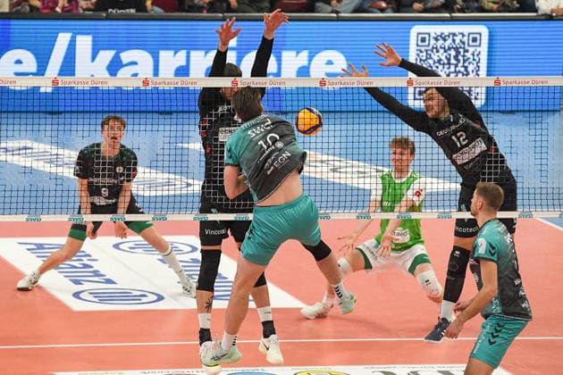 Alexej Zhbankov TSV Haching, 4 with failed block against Petteri Samuli Tyynismaa Powervolleys Düren, 10 , Action, Action, Game scene, 27 12 2025, Düren Germany , Volleyball, 1 Bundesliga Men, SWD Powervolleys Düren TSV Haching Munich xmhx
