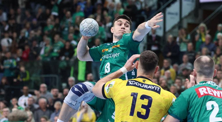 Leipzig, 27 12 2025, Arena Leipzig, Handball, Bundesliga, 19 Matchday , SC DHfK Leipzig vs Rhein Neckar Löwen Mannheim , Pictured from left Matej Klima 13, Leipzig , Sebastian Heymann 13, RNL ,Moritz Preuss 24, Leipzig , For editorial use only Only editorial use , DHB HBL regulations prohibit any use of photographs as image sequences and or quasi video ,
