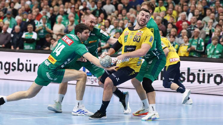 Leipzig, 27 12 2025, Arena Leipzig, Handball, Bundesliga, 19 Matchday , SC DHfK Leipzig vs Rhein Neckar Löwen Mannheim , Pictured from left Marko Mamic 14, Leipzig , Moritz Preuss 24, Leipzig , Jannik Kohlbacher 80, RNL , Franz Semper 32, Leipzig , For editorial use only , DHB HBL regulations prohibit any use of photographs as image sequences and or quasi video ,