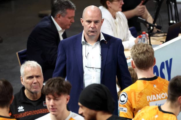 DEU, DVV, 1 VBL, BR Volleys vs WWK Volleys Herrsching, 28 12 2025, Max Schmeling Halle, Berlin, DEU, DVV, 1 VBL, BR Volleys vs WWK Volleys Herrsching, in the picture coach Joel Banks BR Volleys , BR Volleys players circle nordphotoxGmbHx xEngler nph00076