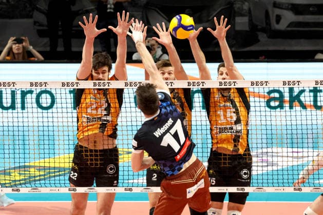DEU, DVV, 1 VBL, BR Volleys vs WWK Volleys Herrsching, 28 12 2025, Max Schmeling Halle, Berlin, DEU, DVV, 1 VBL, BR Volleys vs WWK Volleys Herrsching, in the picture Jake Hanes BR Volleys 22 , Matthew Knigge BR Volleys 2 , Moritz Reichert BR Volleys 15 , JANNES WIESNER Herrsching 17 nordphotoxGmbHx xEngler nph00076